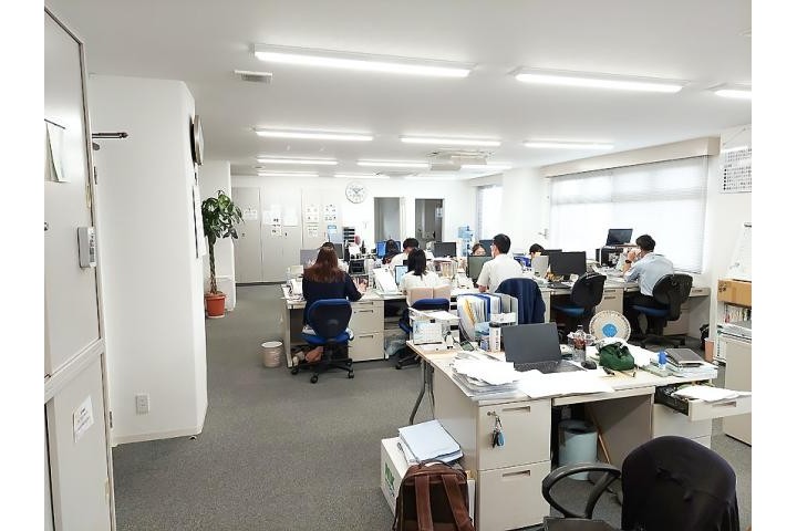 当社は1960年創業。業界でもトップクラスのバス運行数を誇り、地域の足を支えています。