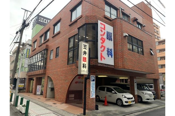 2階にクリニックを運営、1階にコンタクトレンズ店舗を併設し医院の患者さんをメインに販売しています。