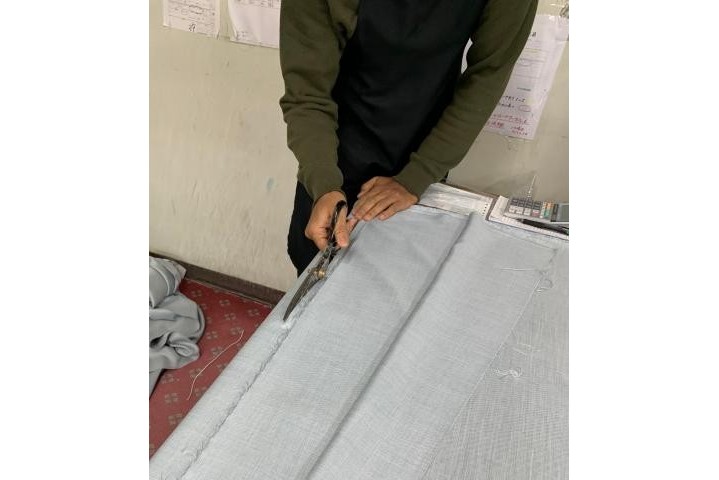 カーテンの生地を寸法の大きさに合わせて切るだけ!
未経験でもすぐに慣れていけます。