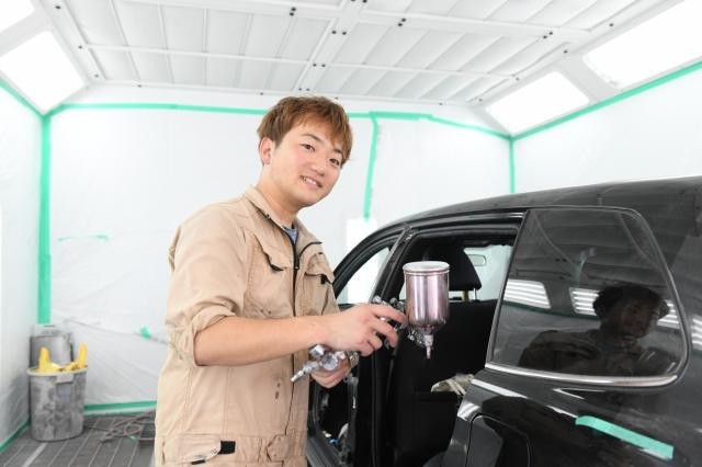 壊れた車を直し、お客様にまた車に乗れる喜びをお届けする・・・
そんなやりがいも感じながら働けます！