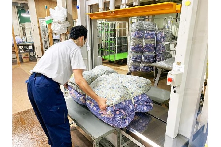 <布団の梱包作業>未経験歓迎!研修制度をご用意しています。冷暖房完備/土日祝休み布団の梱包作業スタッフ