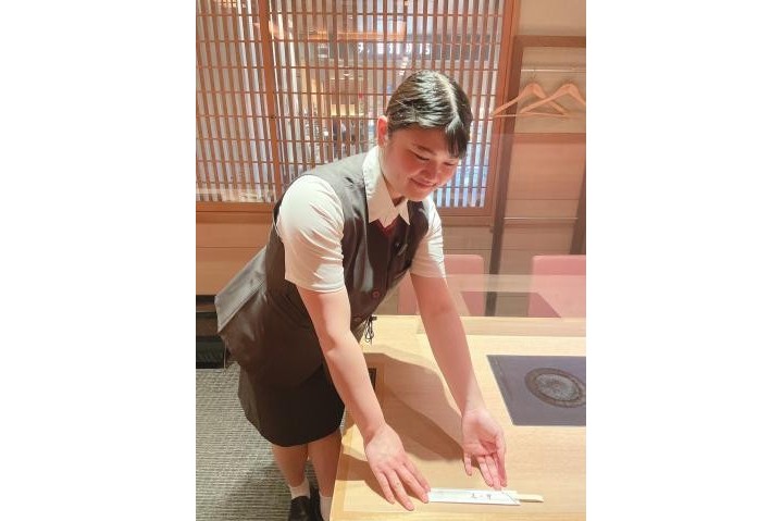 【飲食店のホールスタッフ】未経験OK!幅広い年齢の男女活躍中!駅チカ5分◎人間関係良好♪飲食店のホールスタッフ