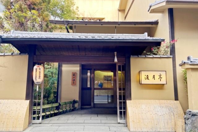 春は桜、夏は川辺の風、秋は紅葉、冬は雪景色…
嵐山の美しい四季の中で最高のおもてなしができますよ。