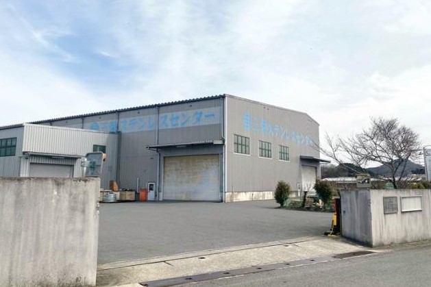 モノづくりとは関係のない分野からのスタッフも未経験者も活躍中です！（工場長より）