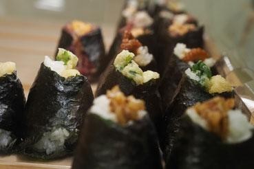 “まかない”あり♪山田村ファンの方、必見です◎
大好きなおにぎりに囲まれて楽しく働きましょう!