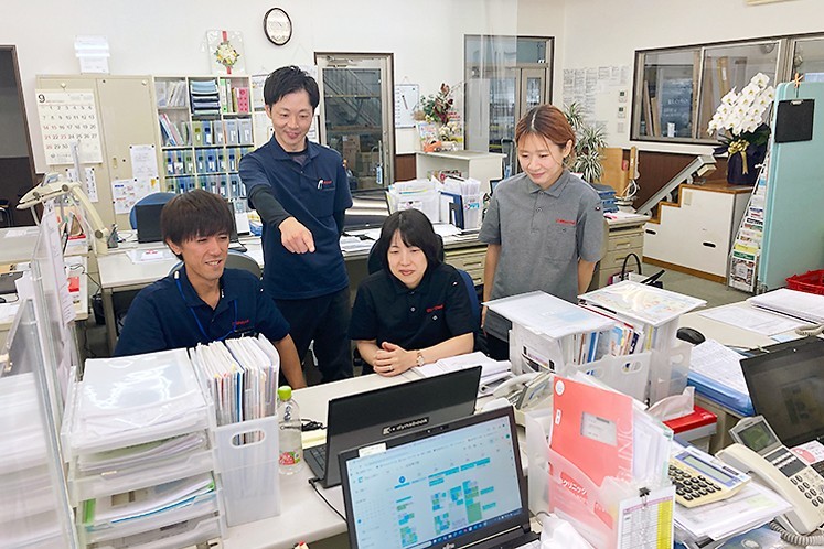 意見を出し合いながらチームで取り組む営業スタイル。スキルアップを目指せます！