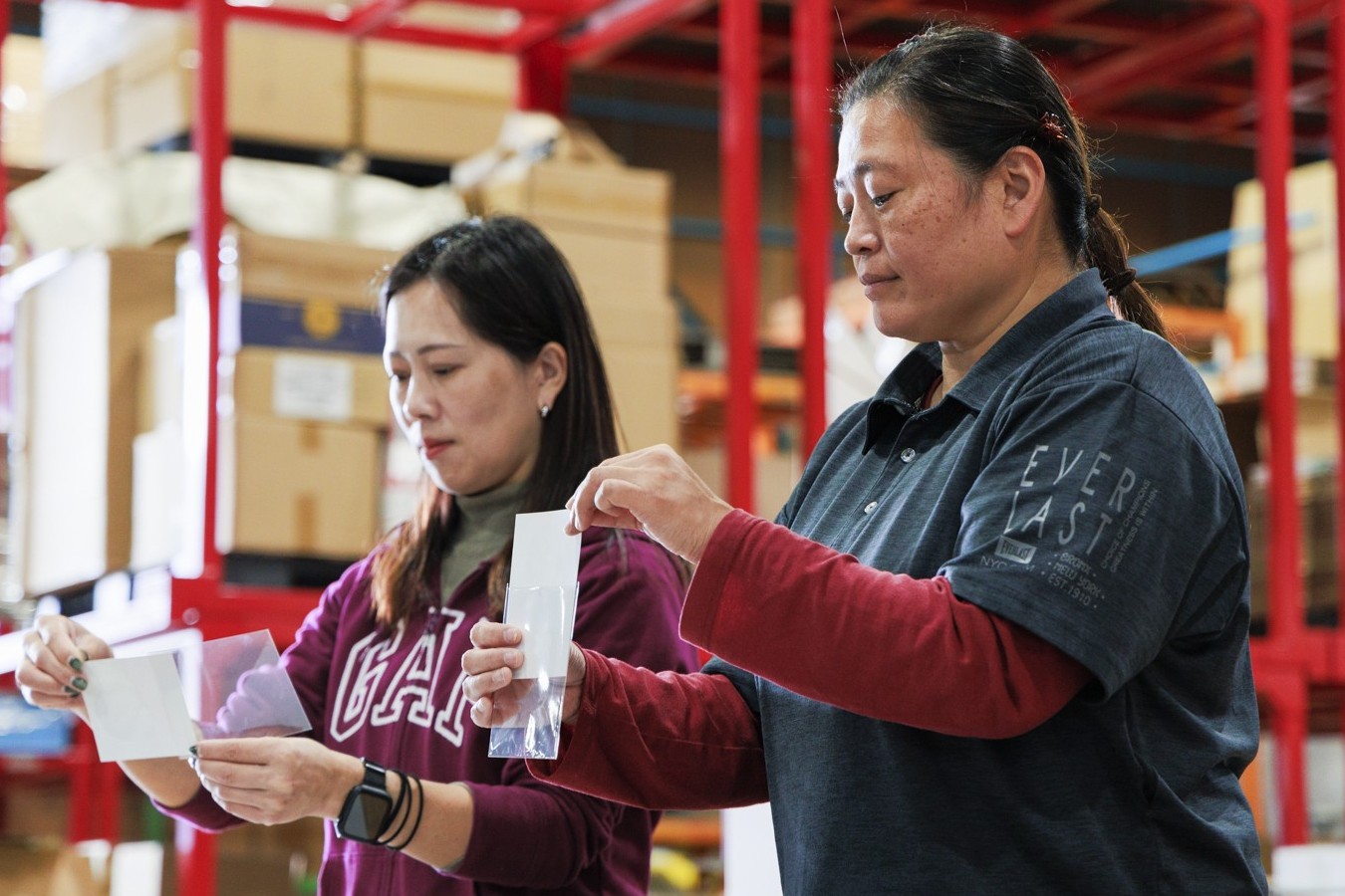 三郷市の倉庫での仕分け・梱包/時給1,300円/9~18時・週5日/車通勤OK/未経験・ブランク歓迎物流倉庫の軽作業スタッフ