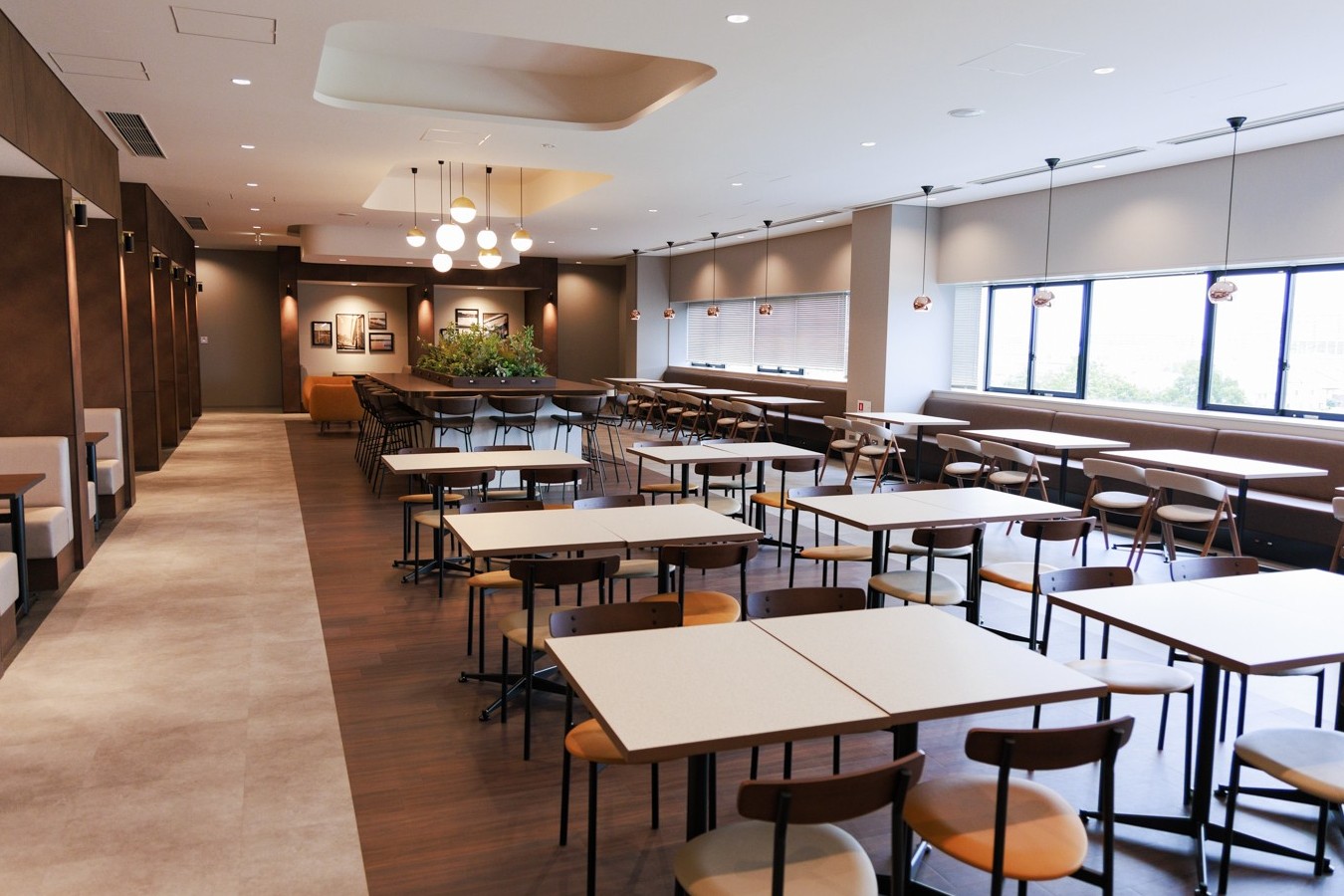 勤務地［2］には、こんな素敵なラウンジも。明るく開放的な空間で、休憩時間もゆったり過ごせます。