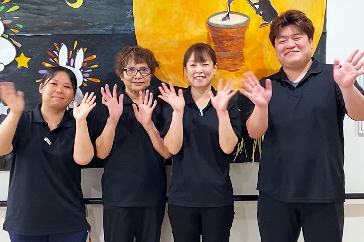 【夜勤専従介護】【介護】未経験＆無資格OK！ジーンズ勤務可！髪型・髪色自由♪［1］夜勤専従介護スタッフ
［2］介護スタッフ